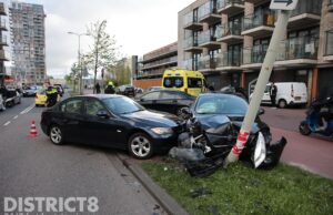 Automobilist botst tegen lantarenpaal na ongeval Waldorpstraat Den Haag.