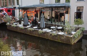 Drijvend terras dreigt te zinken Maliestraat Den Haag