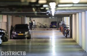 Jongemannen zakken door dak van parkeergarage en raken gewond De Bockstraat Den Haag