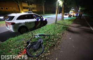 Veel schade na aanrijding tussen auto en fietser Segbroeklaan Den Haag