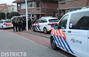 Politie gaat meerdere woningen binnen na melding schietpartij Dirk Hogenraadstraat Den Haag
