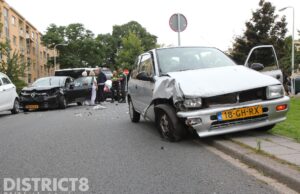 Forse schade bij aanrijding tussen twee voertuigen Maartensdijklaan Den Haag
