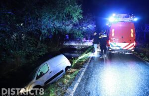 Busje te water door flinke gladheid Abtswoude Delft