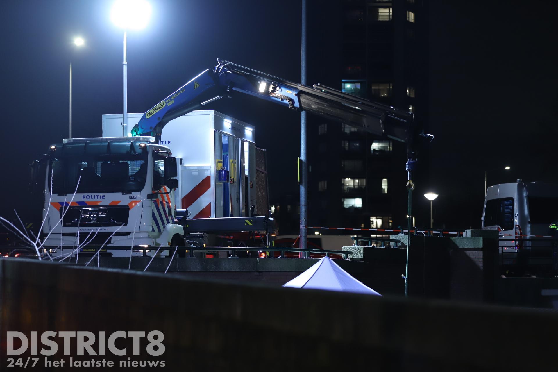 Lichaam gevonden tussen woonboten;  De politie start een onderzoek op het Veluweplein in Den Haag.