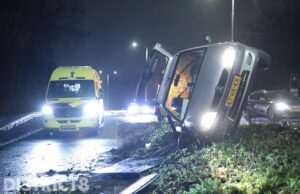 Auto op zijn kant na aanrijding met andere auto Kruithuisweg Delft