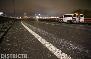 Duizenden glasscherven zorgen voor urenlange stremming van rijksweg A12 Den Haag