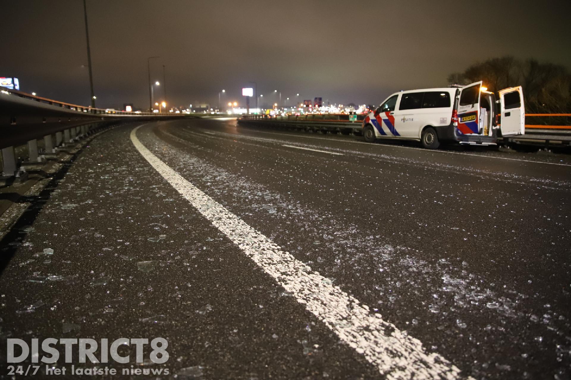 Duizenden glasscherven blokkeren urenlang de snelweg A12 in Den Haag