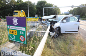 Gewonden en flinke schade na aanrijding tussen taxi een limousine Kruithuisplein Delft