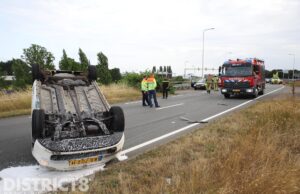 Auto op zijn dak na voorsorteer fout Kruithuisplein Delft