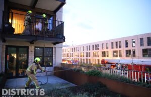 Veel rookontwikkeling en gesprongen waterleiding bij brand in meterkast Industriestraat Delft