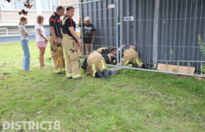 Brandweer bevrijdt verdwaalde kat onder zeecontainer Zonneoord Den Haag