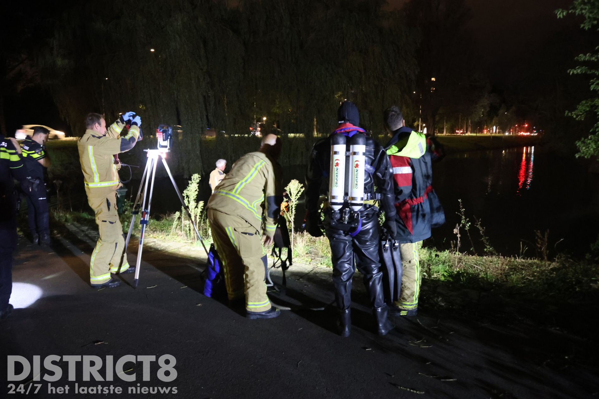 Brandweerlieden zoeken naar vrouw die in Randveen Den Haag in het water viel