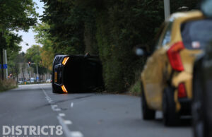 Auto op zijn kant na aanrijding Oude Haagweg Den Haag