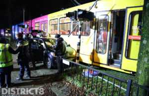 Automobilist zwaargewond bij aanrijding met tram Israellaan Delft
