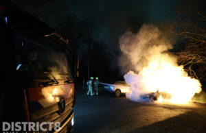 Geparkeerde auto gaat in vlammen op Middelweg Delft