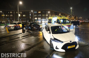 Flinke schade en tramverkeer gestremd door aanrijding Monnickendamplein Den Haag