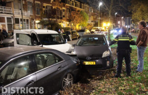 Bestuurder knalt op geparkeerde auto, veel schade Valkenboslaan Den Haag