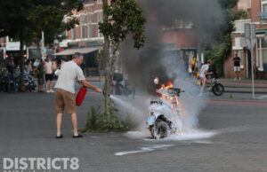 Omstanders blussen fikse scooterbrand Groot Hertoginnelaan Den Haag