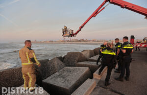 Hulpdiensten redden man van blokken Noorderlijk Havenhoofd Scheveningen