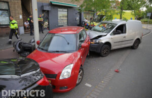 Bestelbusje klapt op geparkeerde auto; vier voertuigen beschadigd De la Reyweg Den Haag