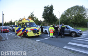 Twee aanrijdingen op één kruispunt zorgen voor flinke verkeersdrukte Melis Stokelaan Den Haag
