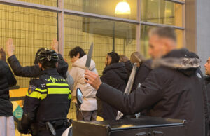 Politie treft groot mes en mogelijk vuurwapen aan bij groep jongeren Boterstraat Den Haag