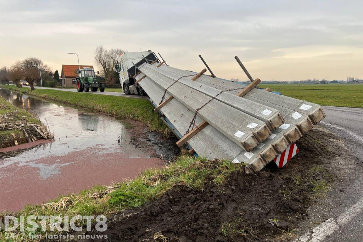 Trailer raakt van de weg tijdens keeractie Abtswoude Schipluiden
