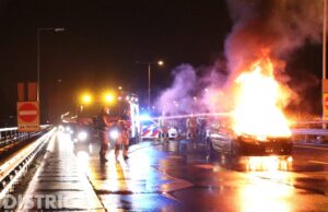 Personenauto brandt volledig uit op afrit A12 Zoetermeer