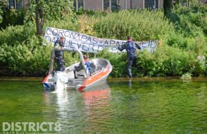 Politie haalt demonstrant en attributen van eiland Hofvijver Den Haag