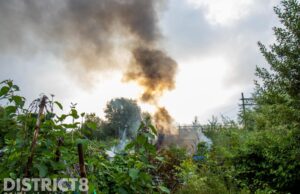 Flinke brand tegen tuinhuisjes Tjalklaan Rotterdam