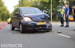 Flinke schade na botsing tussen twee autos Dedemsvaartweg Den Haag