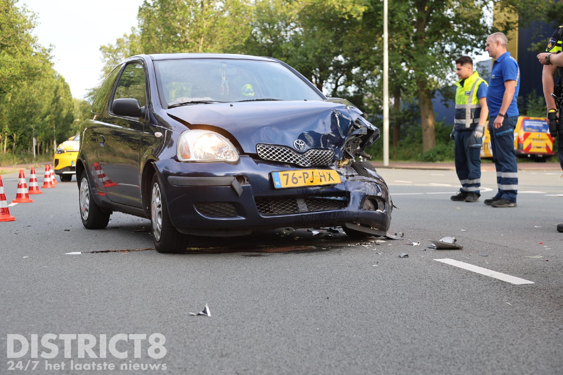 Grote schade na botsing tussen twee auto’s op Dedemsvaartweg Den Haag