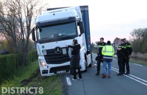 Vrachtwagen in de berm op beruchte plek N220 Maasdijk