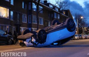 Auto komt op z’n dak terecht na aanrijding Soestdijksekade Den Haag