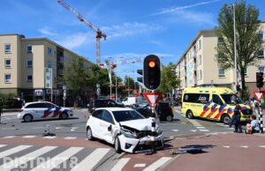 Veel schade na ongeval tussen twee voertuigen Erasmusweg Den Haag