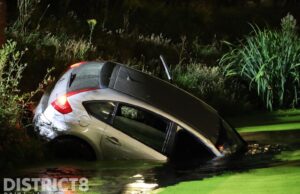 Inzittenden op de vlucht na auto te water Laakkade Den Haag
