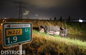 Automobilist mist de bocht en belandt in sloot Westlandroute (N222) Naaldwijk
