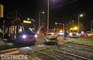 Automobilist gewond na aanrijding met tram Loevesteinlaan Den Haag