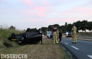 Auto op z’n kop; Bestuurder aangehouden Strikledeweg N470 Delfgauw