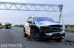 Snelweg volledig afgesloten na flinke aanrijding A12 Zoetermeer