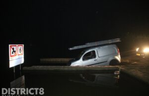 Automobilist rijdt vanaf helling het water in Lange Land Zoetermeer