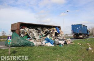 Vrachtwagen verliest container op de N470 Pijnacker