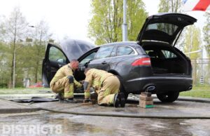 Auto vliegt tijdens rijden in brand Laan van Hoornwijck Rijswijk