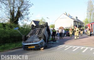 Auto over de kop na ongeval Goudenregensingel Pijnacker
