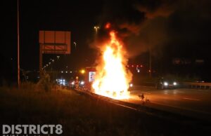 Snelweg afgesloten nadat auto tijdens rijden in brand vliegt A13 Delft