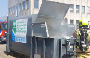 Brandweer maakt einde aan brand in perscontainer Platinaweg Den Haag