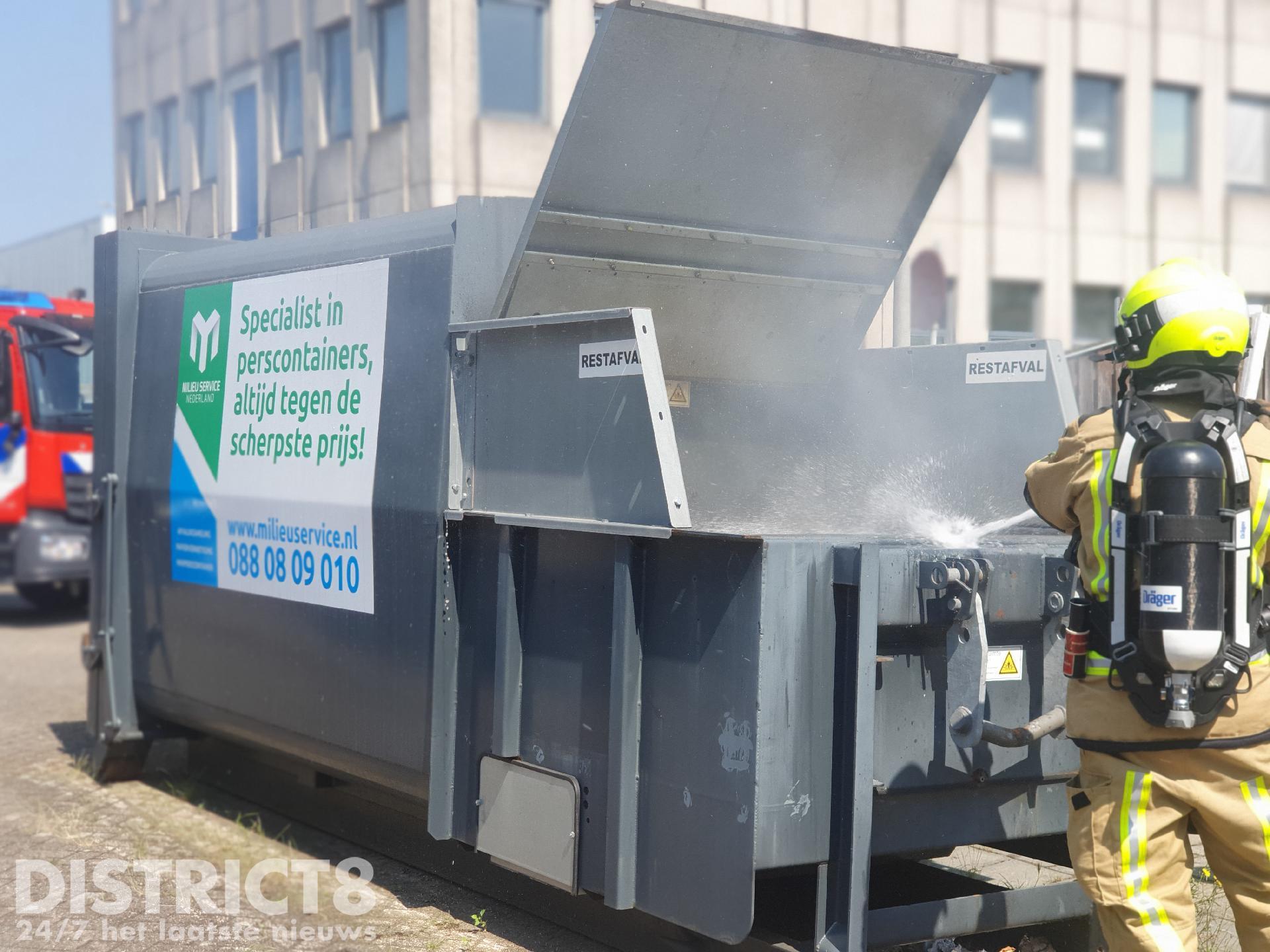 Brandweerlieden hebben een einde gemaakt aan de brand bij de perscontainer aan de Platinaweg in Den Haag