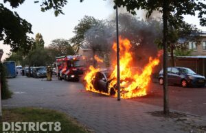 Geparkeerde Mercedes gaat in vlammen op Wolweversgaarde Den Haag