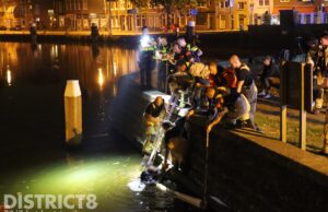 Brandweer haalt dronken man uit water Oostpoortbrug Delft