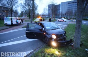 Veel schade na ongeval tijdens het invoegen Derde Werelddreef Delft